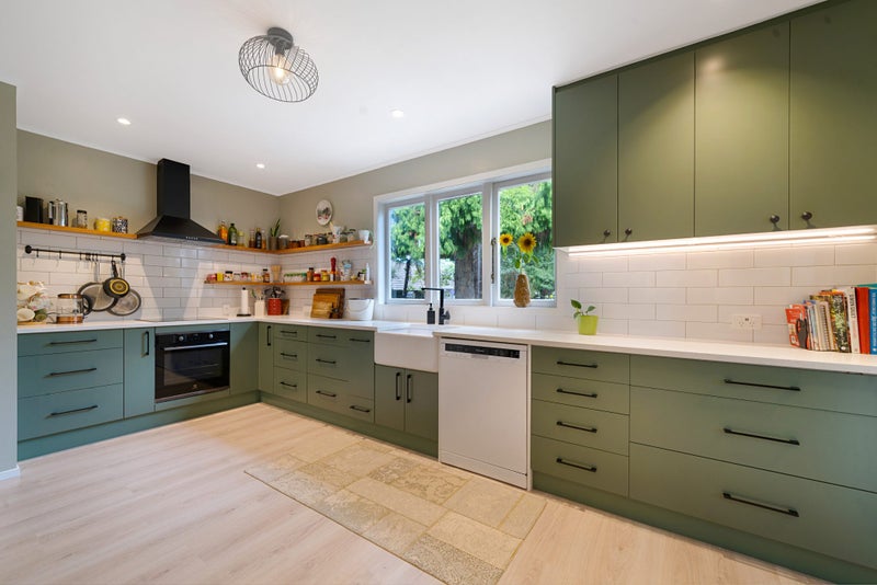 19 Hollywood Avenue, Titirangi, Auckland - Carousel 1