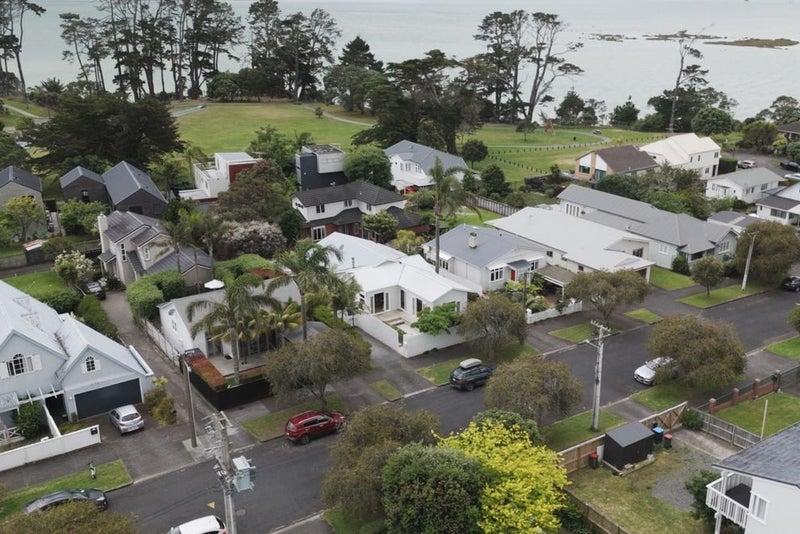 10 Boscawen Street, Point Chevalier, Auckland - Carousel 29