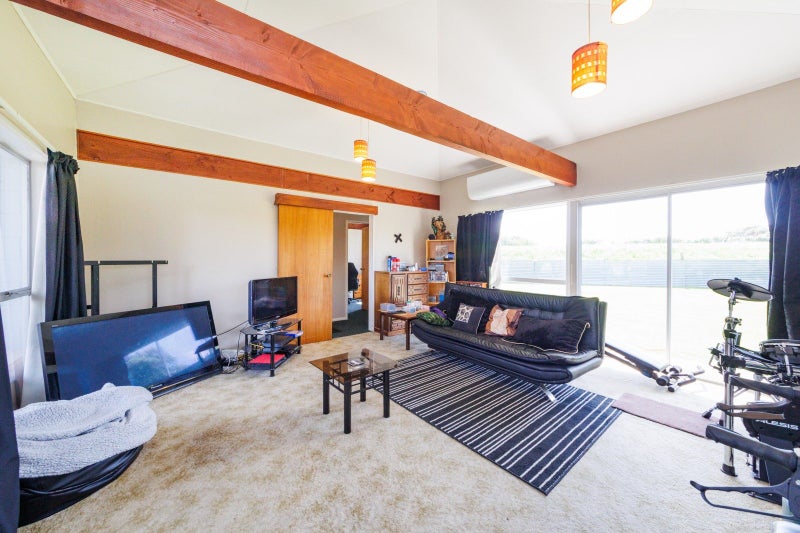 9 Hollows Crescent, Takaro, Palmerston North - Carousel 2