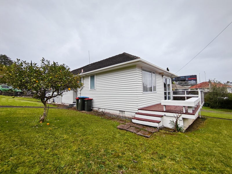 2/2 Novar Place, Point Chevalier, Auckland - Carousel 1