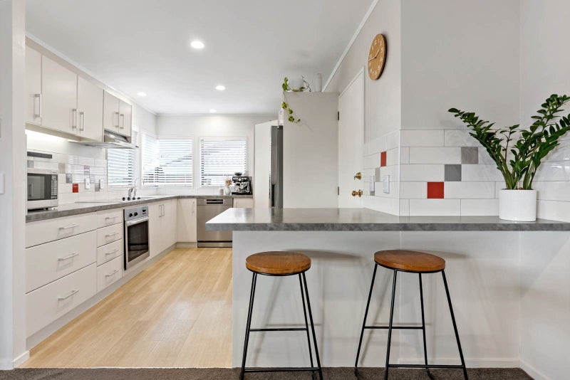 1/6 Carl Place, Unsworth Heights, Auckland - Carousel 2