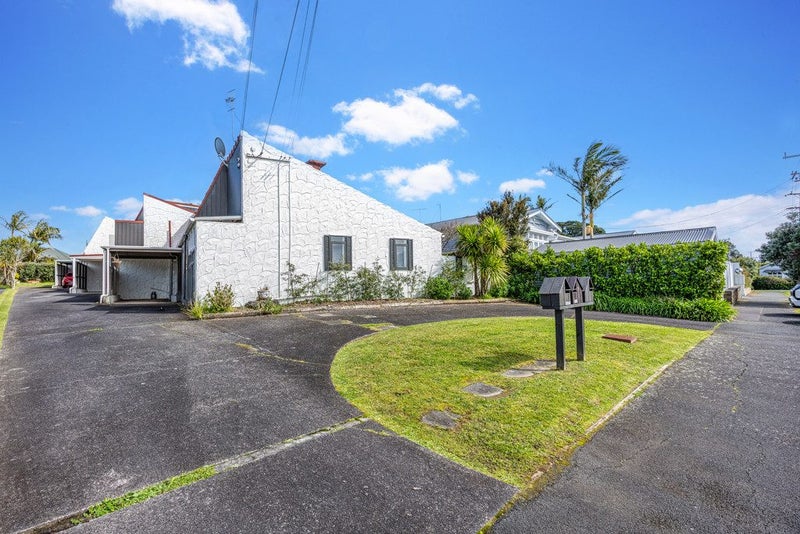 2/19 Seaview Avenue, Northcote, Auckland - Carousel 1