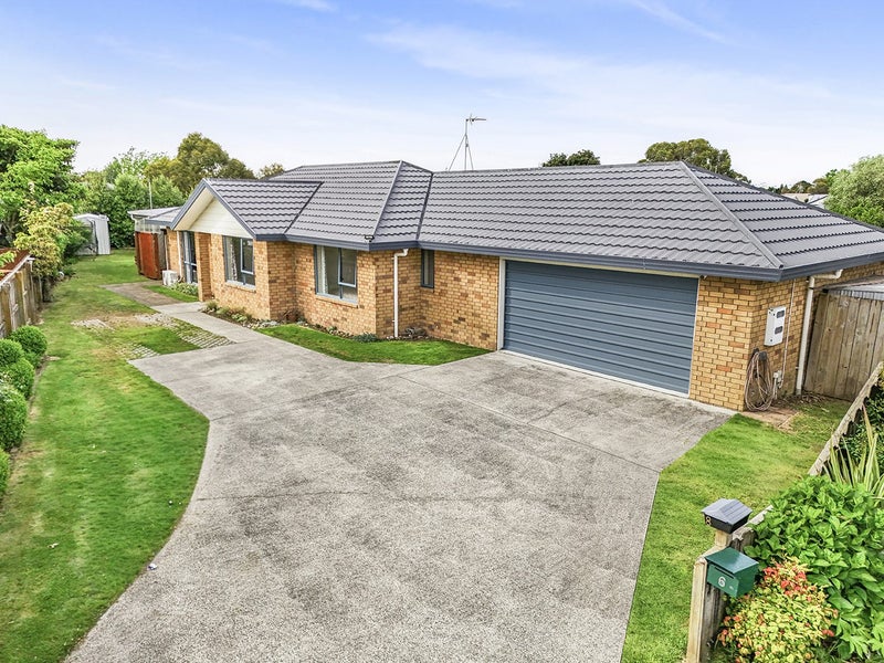 8 Tuirangi Street, Flagstaff, Hamilton - Carousel 1