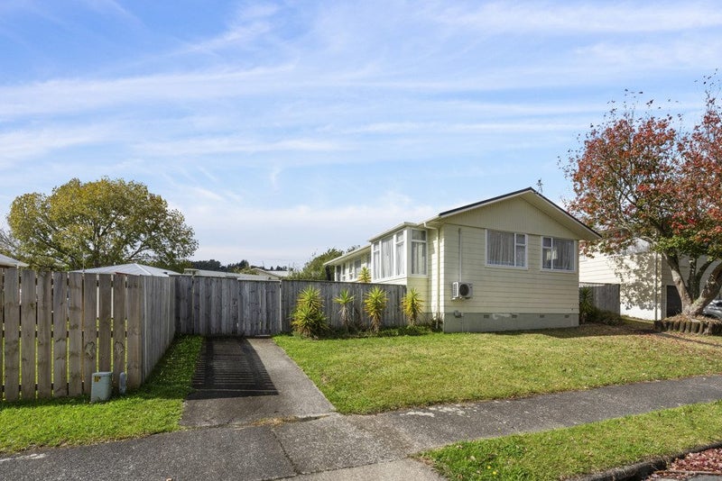 22 Speargrass Grove, Timberlea, Upper Hutt - Carousel 2