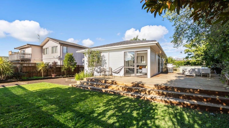 7 Darren Crescent, Half Moon Bay, Auckland - Carousel 1