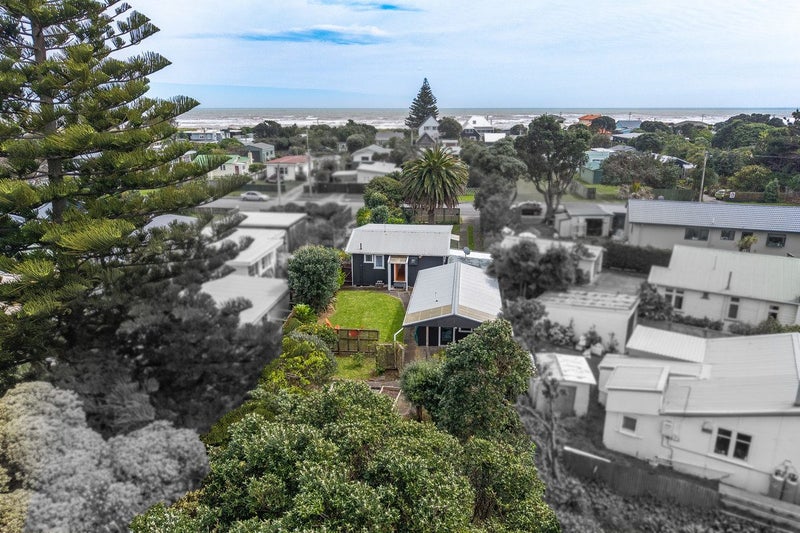 8 The Avenue, Otaki Beach, Otaki - Carousel 2