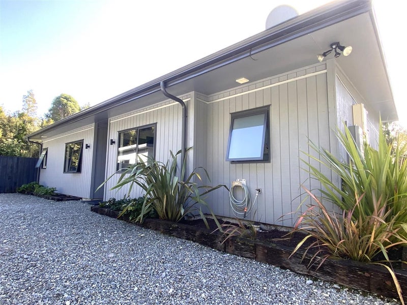 8 Jackson Place, Hokitika - Carousel 1