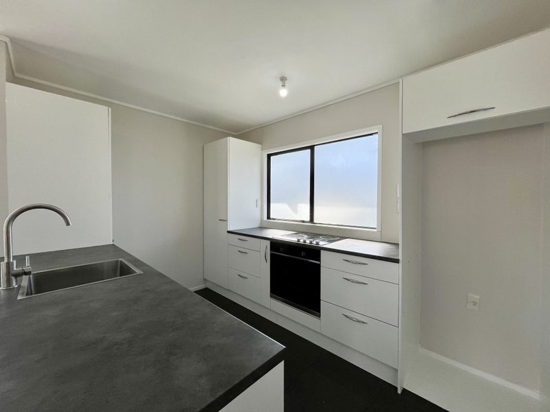 2/2 Sevilla Place, Unsworth Heights, Auckland - Carousel 2