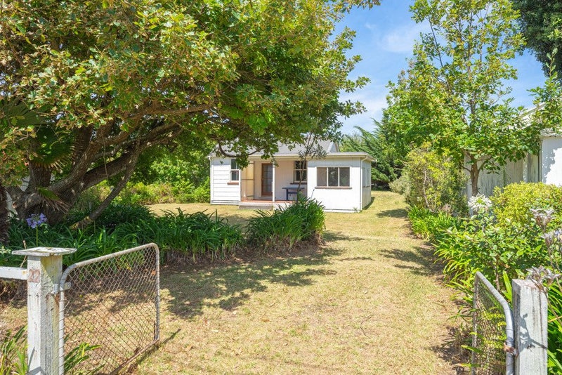 22 Hemara Street, Waikanae Beach, Waikanae - Carousel 1