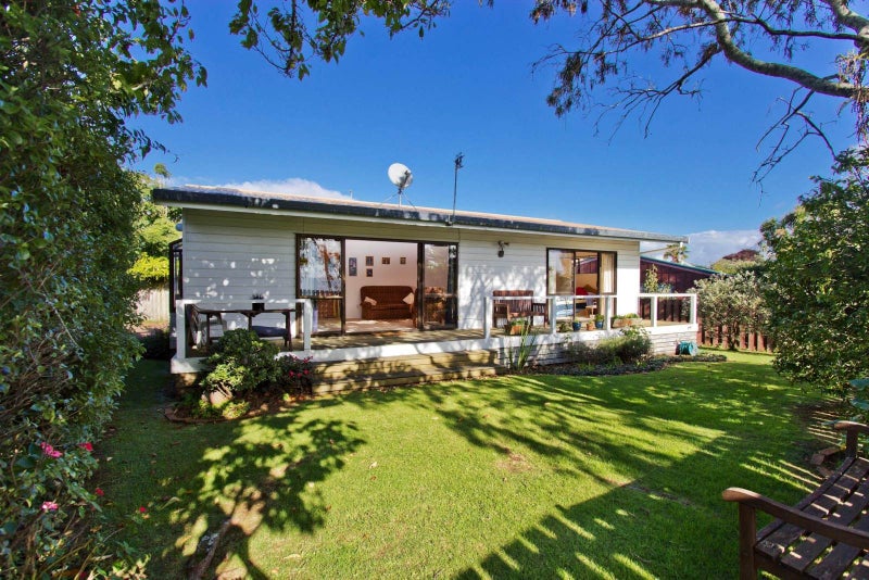 17A Preston Avenue, Mount Albert, Auckland - Carousel 1