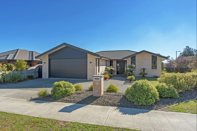 9 Fairose Drive, Richmond - Carousel 1