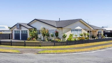 1 Matai Place, Otaki - Carousel 1