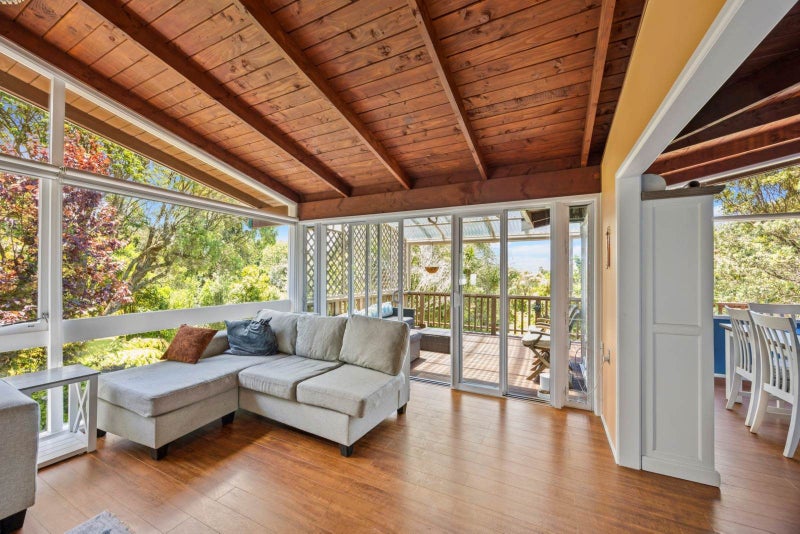 12 Raroa Terrace, Waiatarua, Auckland - Carousel 2