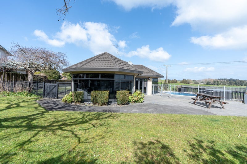 12 Sunny Dale, Western Heights, Hamilton - Carousel 2
