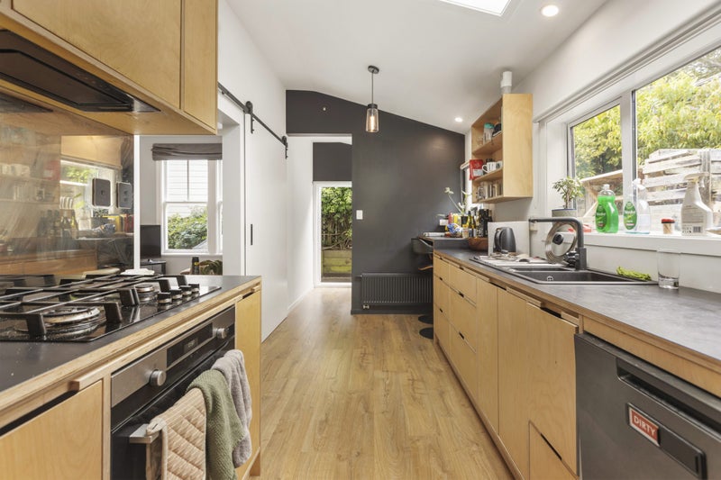 11 Danube Street, Island Bay, Wellington - Carousel 2