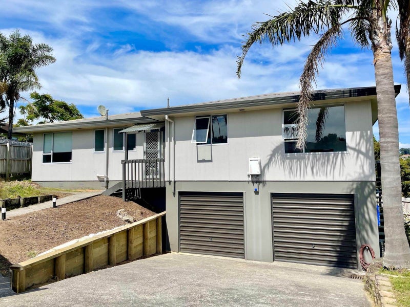 1/17 Grenadine Place, Unsworth Heights, Auckland - Carousel 1