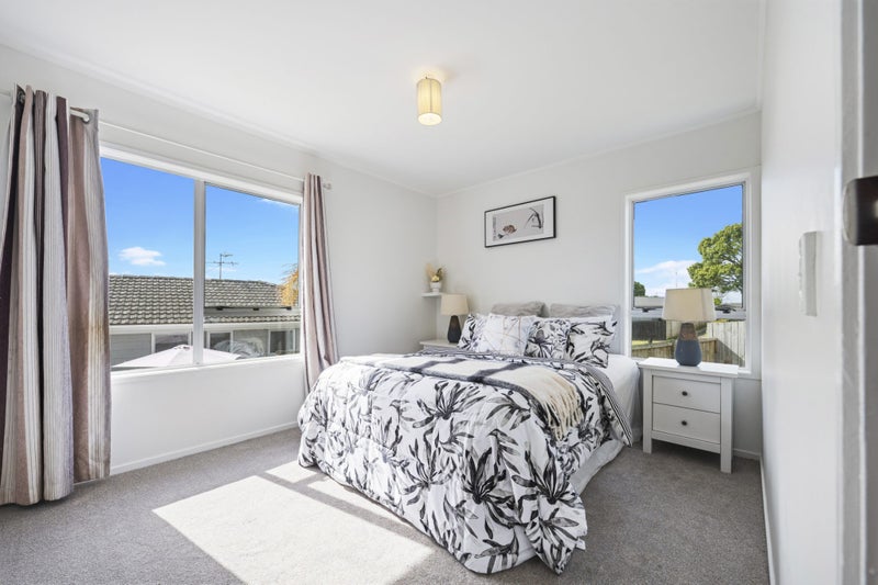 15 Doone Place, Massey, Auckland - Carousel 1