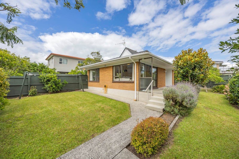 1/18 Kauri Glen Road, Northcote, Auckland - Carousel 1