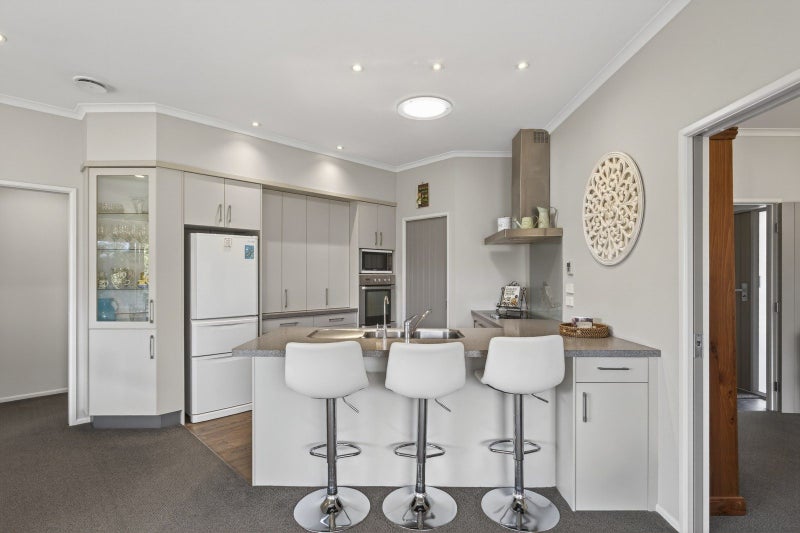 2 Oakwood Drive, Highlands Park, New Plymouth - Carousel 2