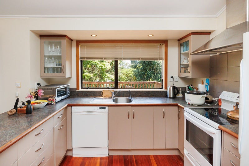 9 Hillgrove Place, Fitzherbert, Palmerston North - Carousel 2