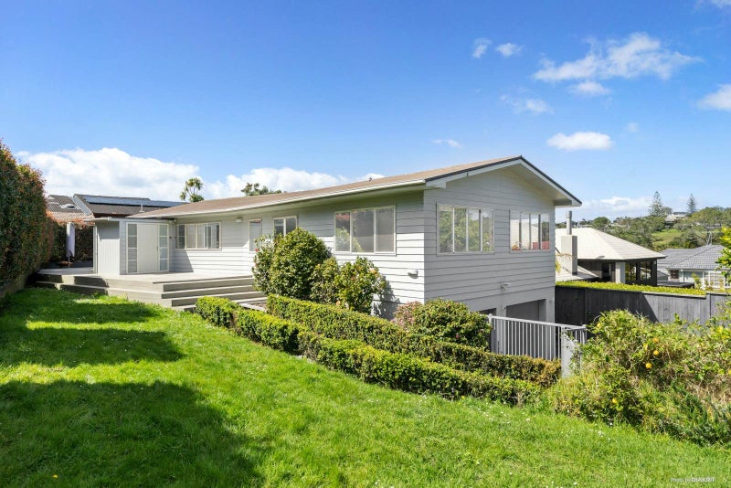 8 Asbury Crescent, Campbells Bay, Auckland - Carousel 1