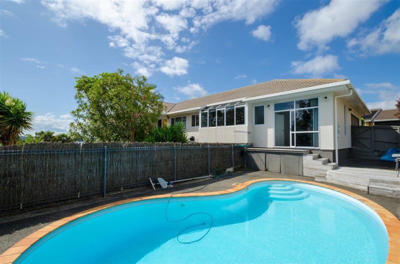 25 Marguerita Place, West Harbour, Auckland - Carousel 1
