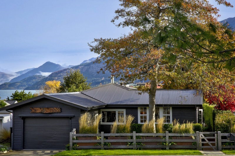 11 Cedar Drive, Kelvin Heights, Queenstown - Carousel 1