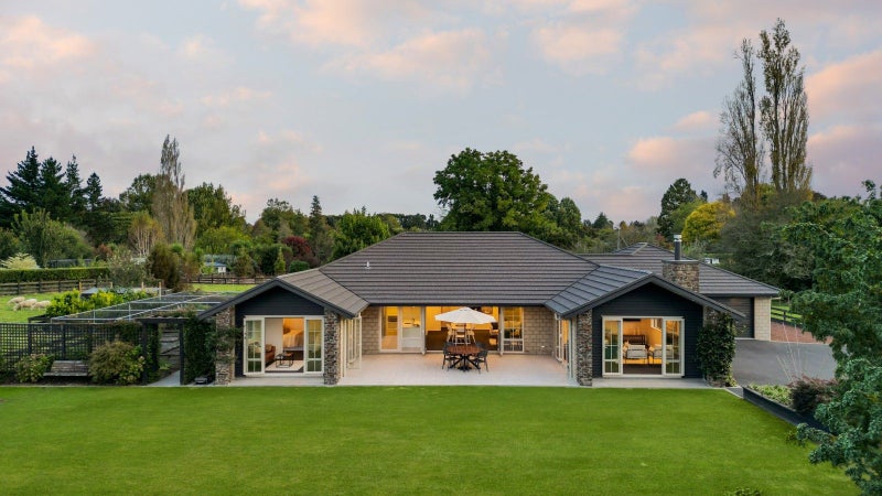 24 Hodge Drive, Tamahere, Hamilton - Carousel 1