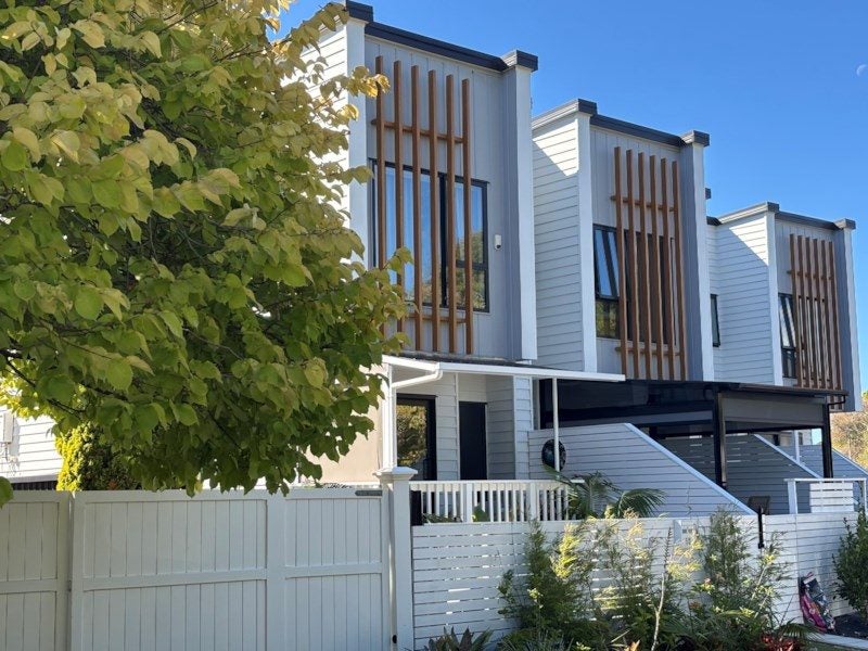 5B Glennandrew Drive, Half Moon Bay, Manukau City, Auckland - Carousel 1