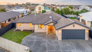 17 Cunneen Place, Aidanfield, Christchurch - Carousel 1