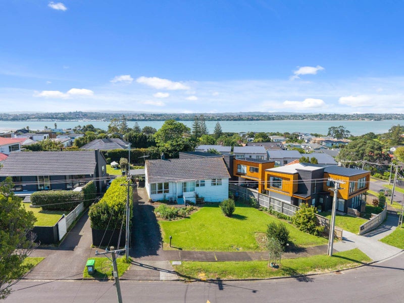 8 Clairville Crescent, Wai o Taiki Bay, Auckland - Carousel 1