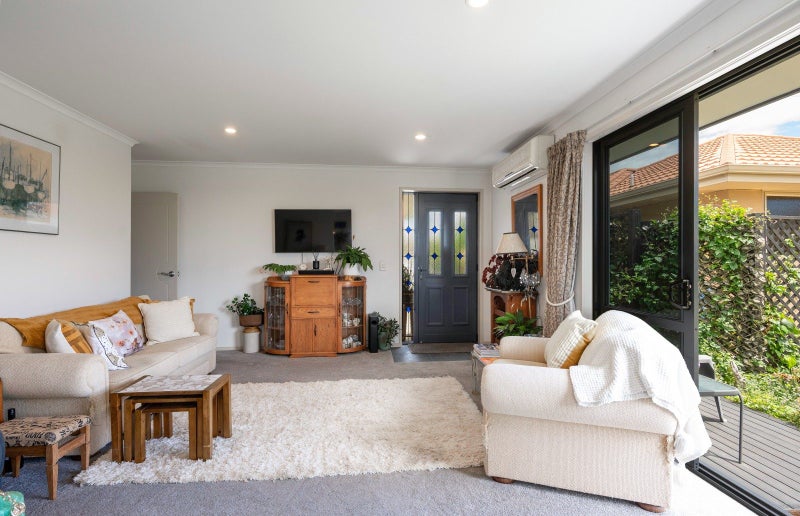 13 Ivy Crescent, Richmond, Richmond - Carousel 2