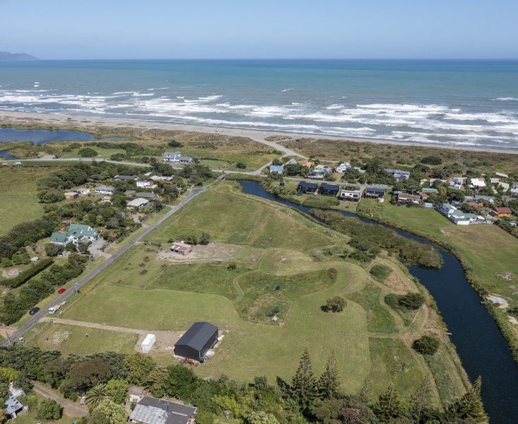 12 Atkinson Avenue, Ōtaki Beach, Ōtaki - Carousel 1