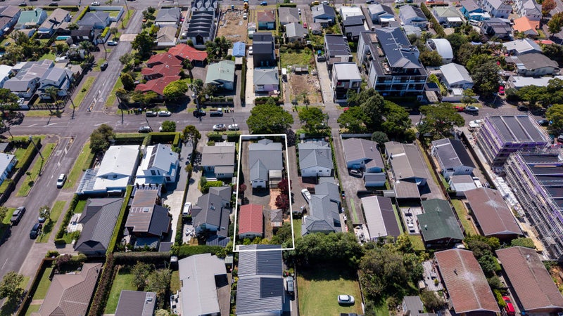 18 Walmer Road, Point Chevalier, Auckland - Carousel 22