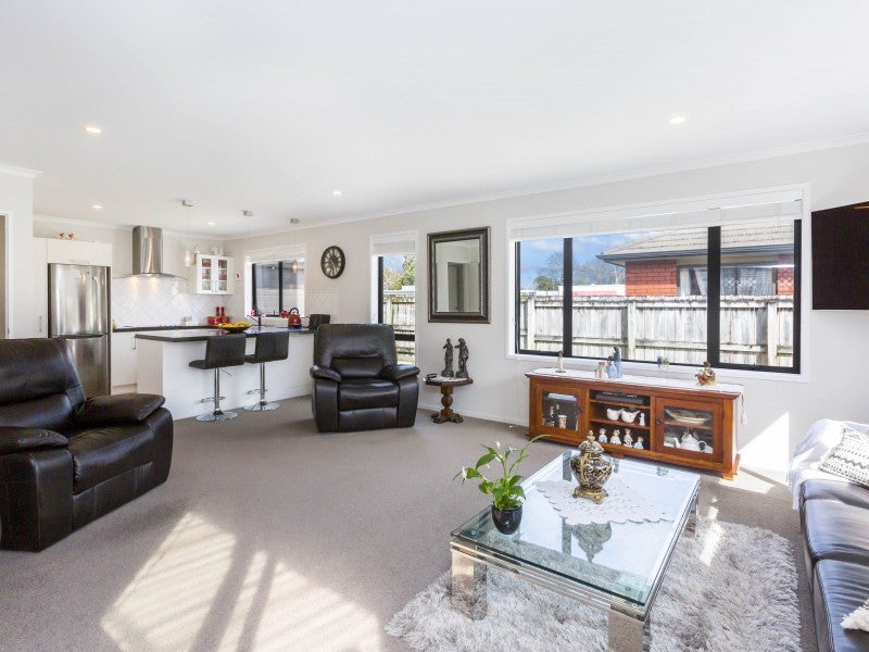 8A Savage Crescent, Upper Hutt Central, Upper Hutt - Carousel 2