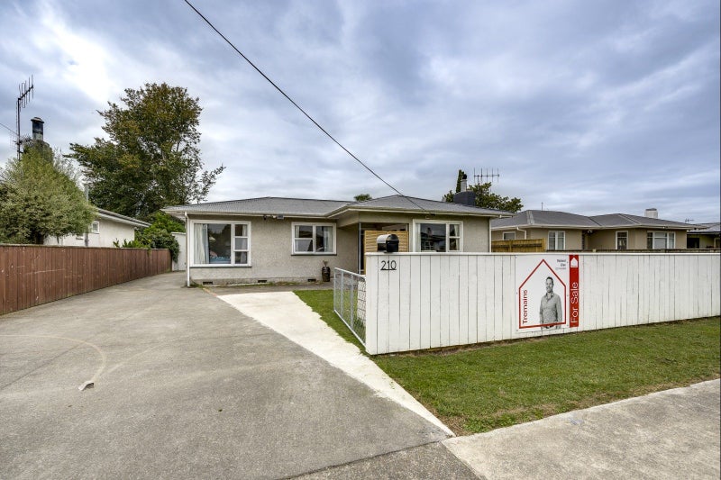 210 Tudor Avenue, Mayfair, Hastings - Carousel 1