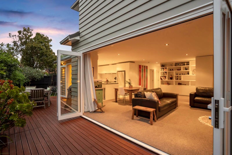 102A Owairaka Avenue, Mount Albert, Auckland - Carousel 1