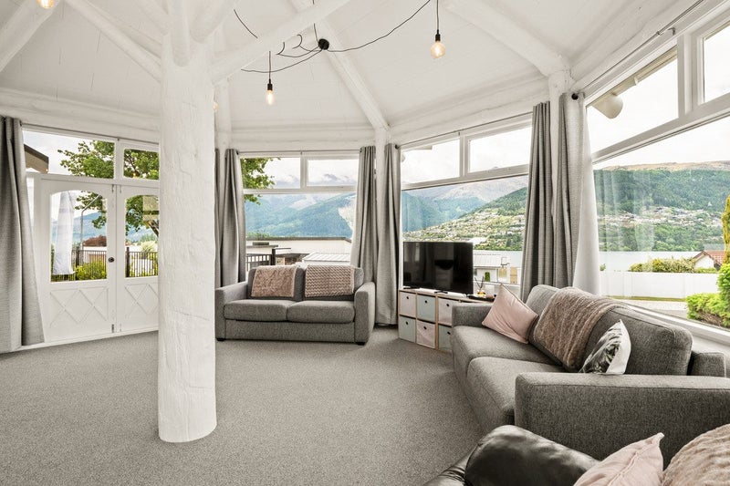 25 Oregon Drive, Kelvin Heights, Queenstown - Carousel 2