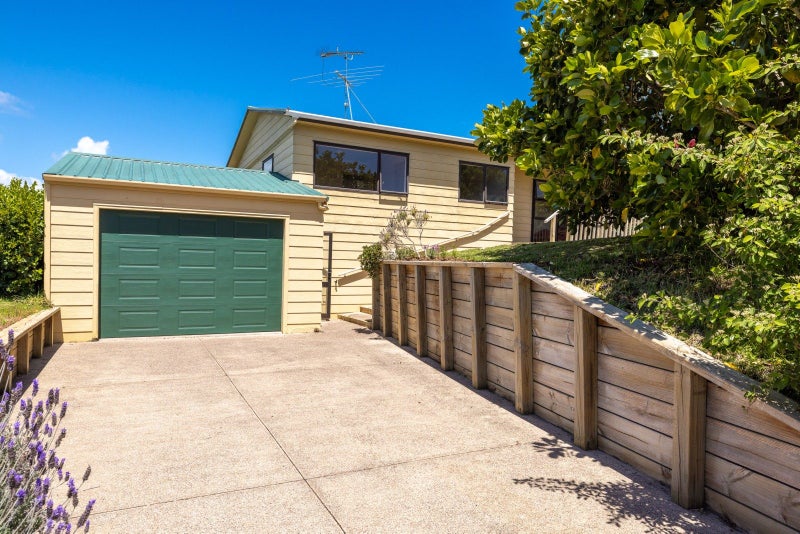 33 Tahatai Road, Oneroa, Waiheke Island - Carousel 1