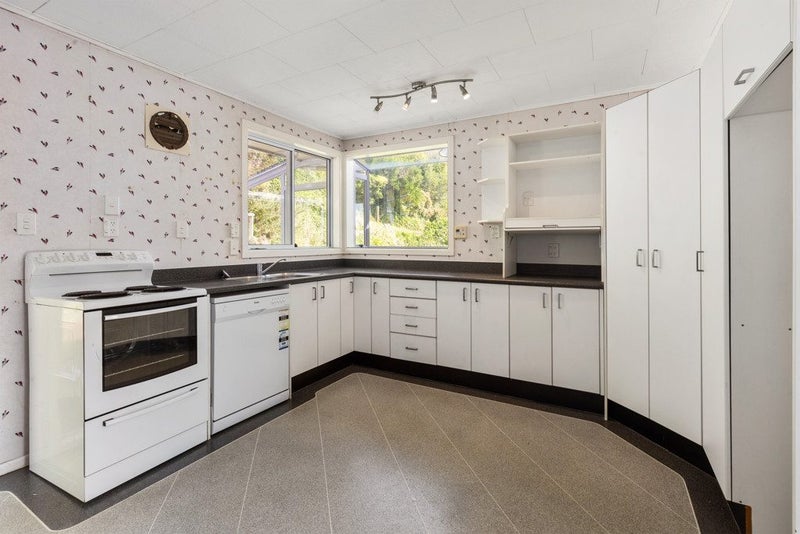 96 Beazley Avenue, Paparangi, Wellington - Carousel 2