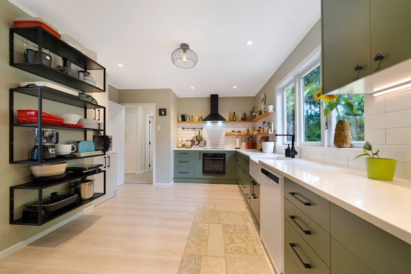 19 Hollywood Avenue, Titirangi, Auckland - Carousel 2