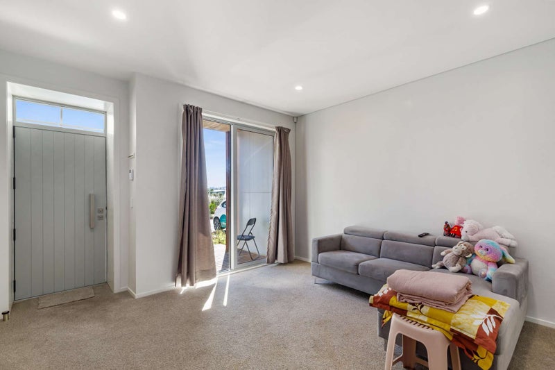 36 Ceramic Lane, New Lynn, Auckland - Carousel 1