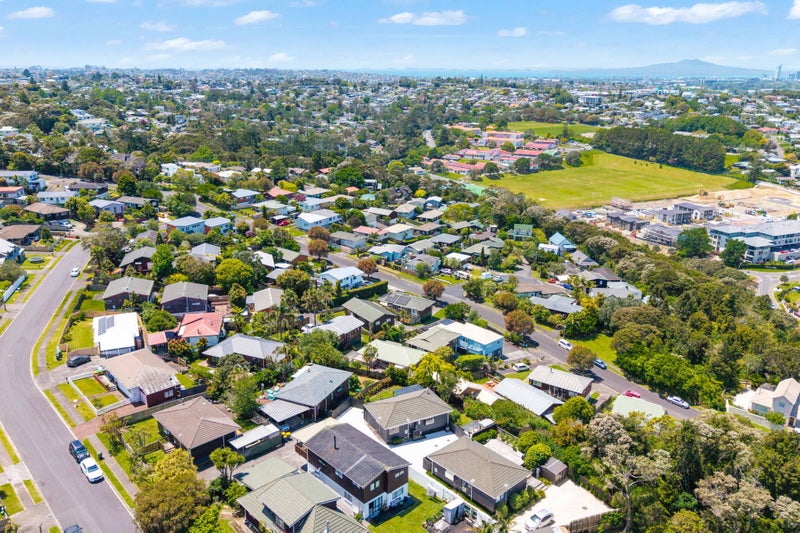 2/16 Heathglen Place, Bayview, Auckland - Carousel 25