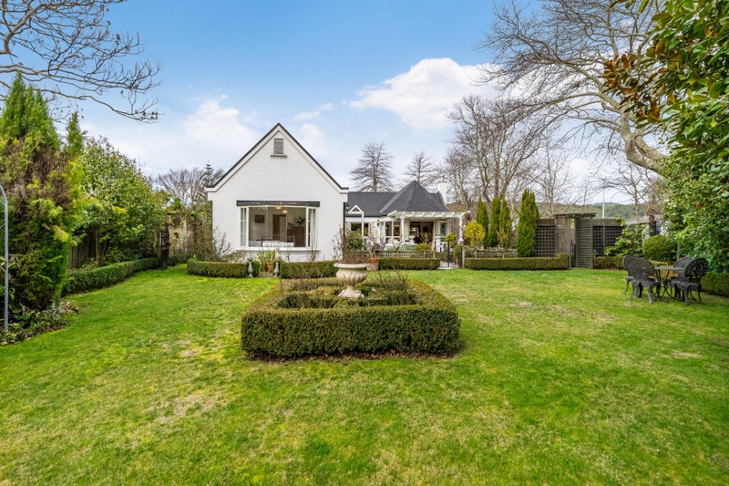 1 Oakmont, Heretaunga, Upper Hutt - Carousel 1