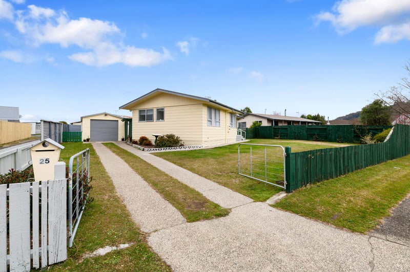 25 Matthew Place, Kawaha Point, Rotorua - Carousel 1