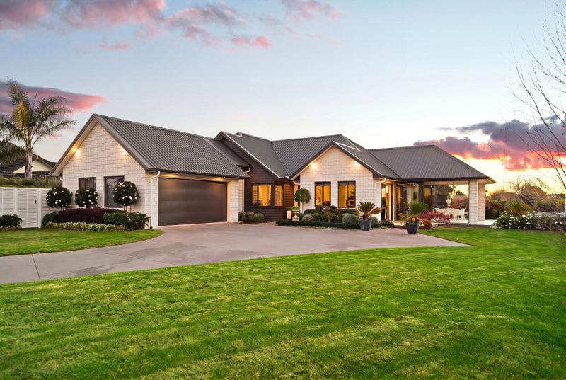 19 Shadbolt Drive, Leamington, Cambridge - Carousel 1