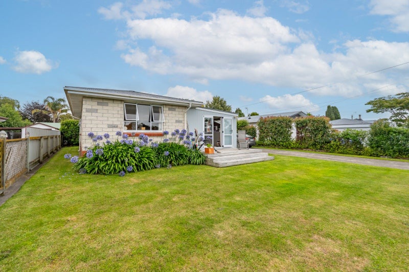 14 Read Crescent, Clive, Clive - Carousel 1
