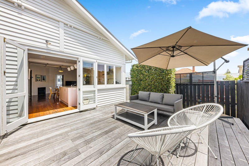 7 Montrose Street, Point Chevalier, Auckland - Carousel 1