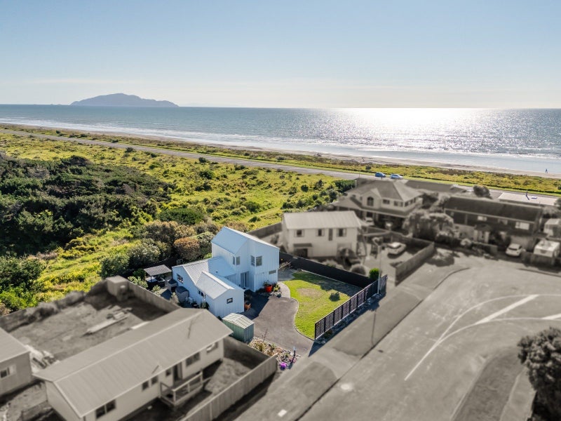12 Scott Avenue, Otaki Beach, Otaki - Carousel 2
