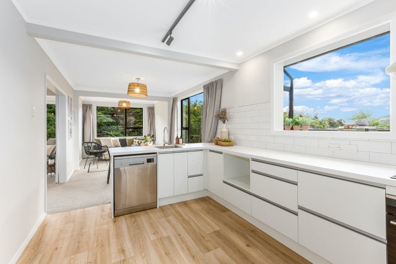25 Lincoln Avenue, Tawa, Wellington - Carousel 2